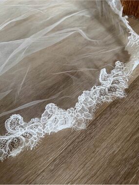 Mantilla Lace-Edged Bridal Veil in Ivory